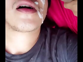 Mexicano haciendo cruising en el carro con su amigo